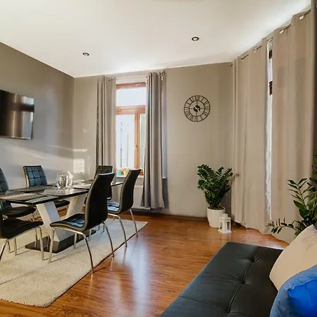 Crown City Apartman